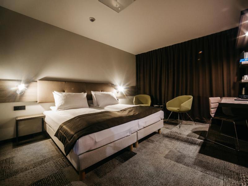 Q Hotel Plus Катовице Стая снимка